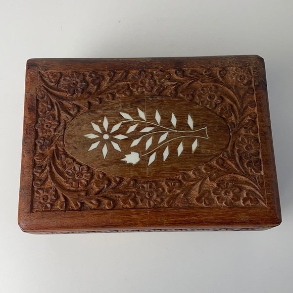 Vintage Wooden Hand Carved Trinket Box Floral Inlay Design - Picture 4 of 15